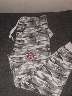 Atlanta Braves Gray/ Black Camo Joggers Sweatpants NWT ... double sided pockets